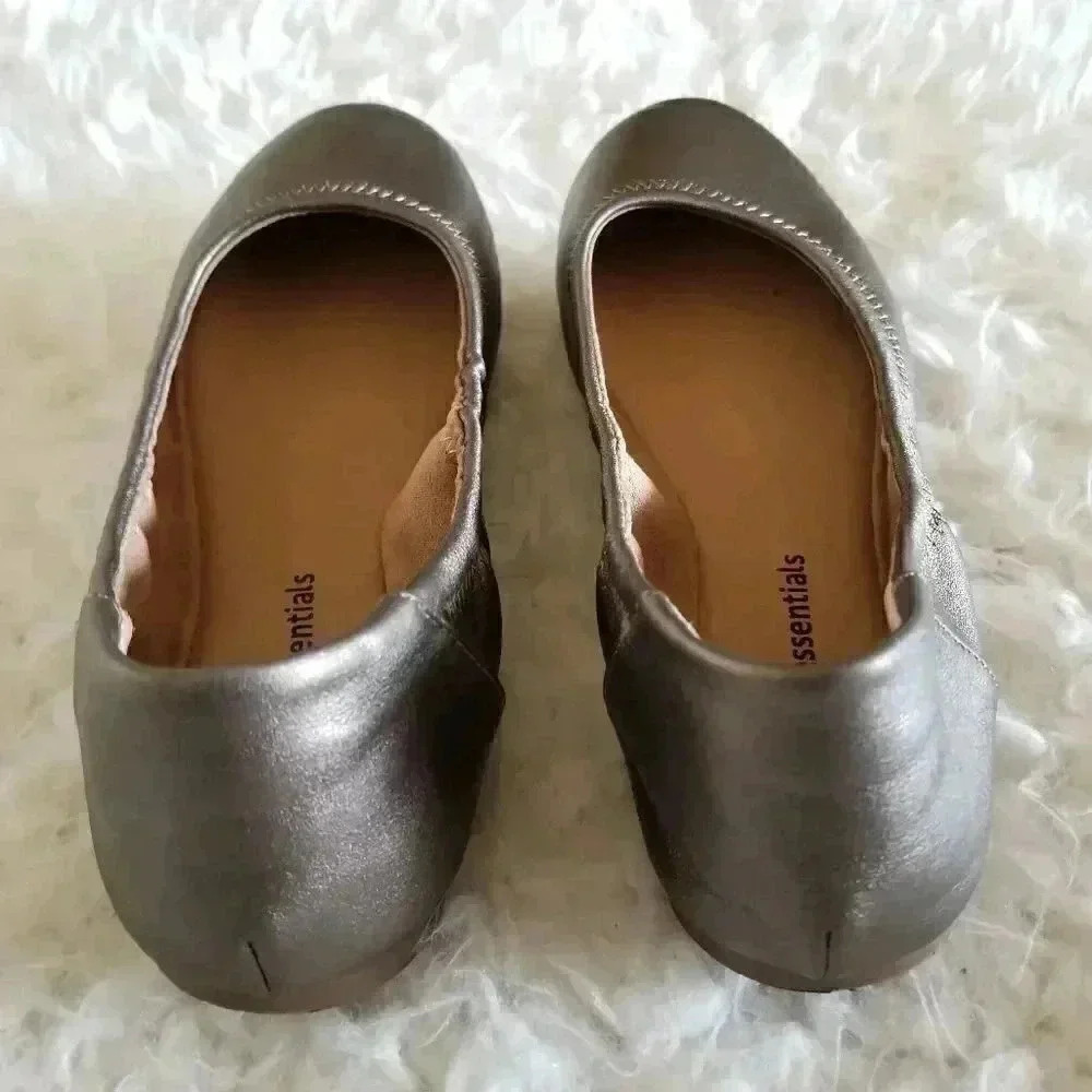 Essentials Women's Flat - Picture 3 of 7